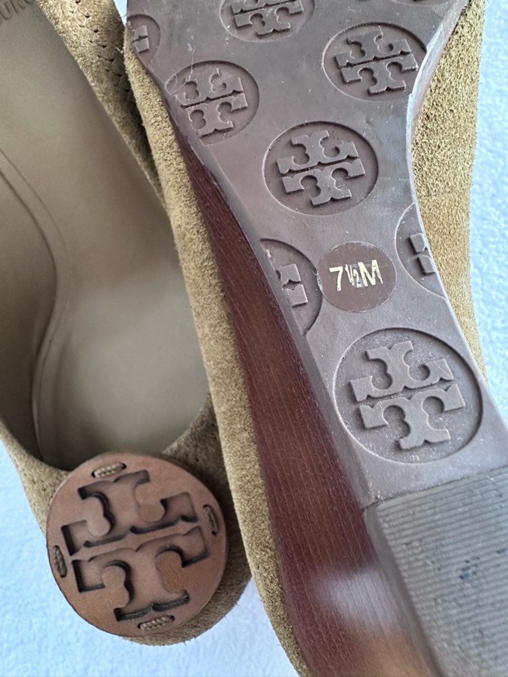 Tory Burch Tan Suede Logo Round-Toe Pumps - Picture 5 of 6